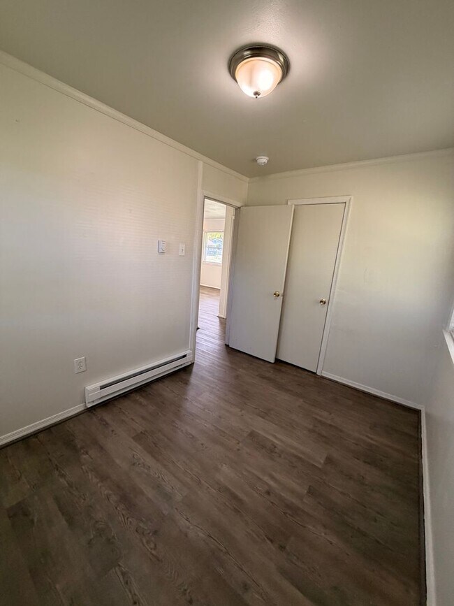 Building Photo - 1437 Oakcrest Dr