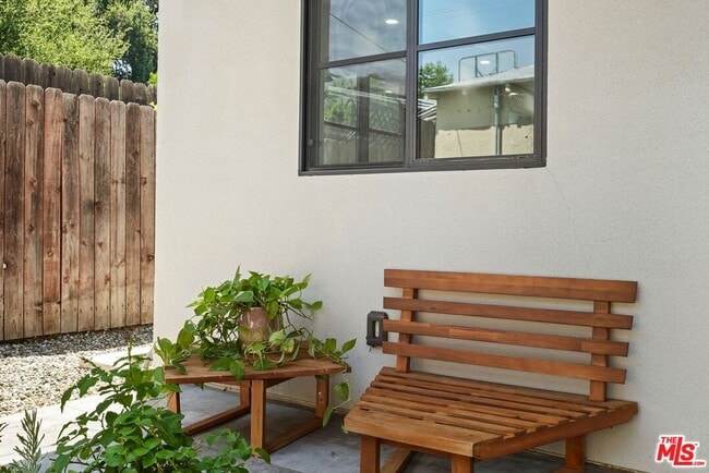 Building Photo - 720 W Altadena Dr