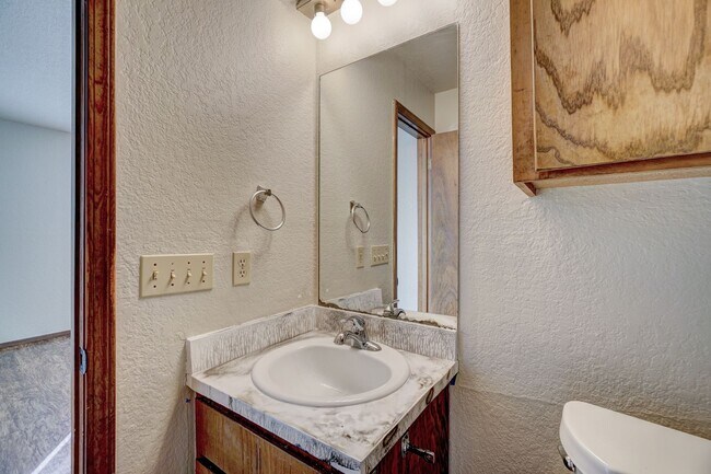 Building Photo - Comfort, Charm & Convenience in This Edmond Duplex