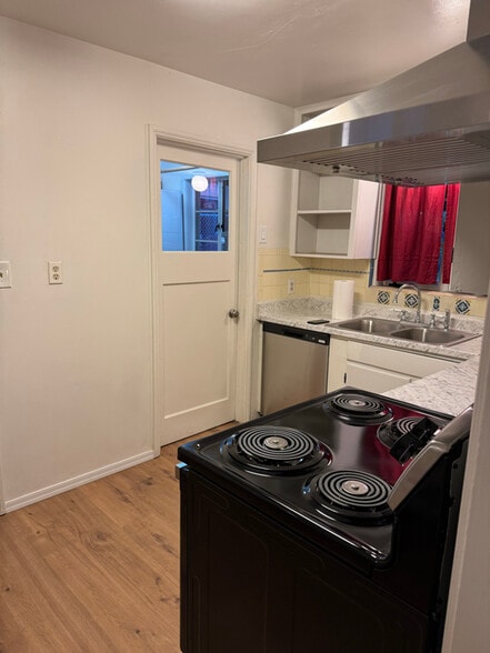 Building Photo - 1540 E Miles St