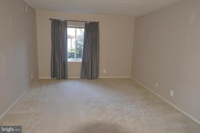 Building Photo - 8360 Greensboro Dr