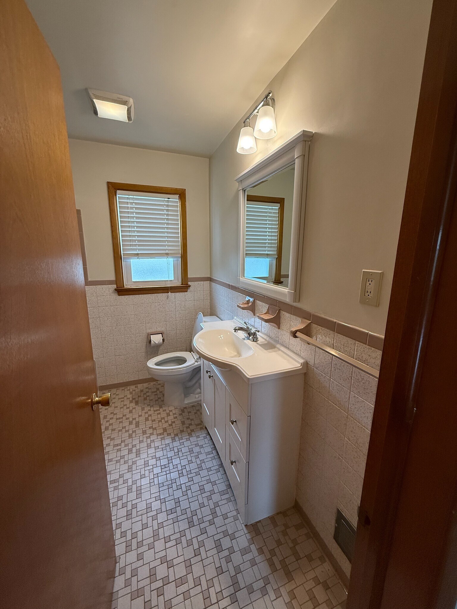 Building Photo - 338 S Jefferson St