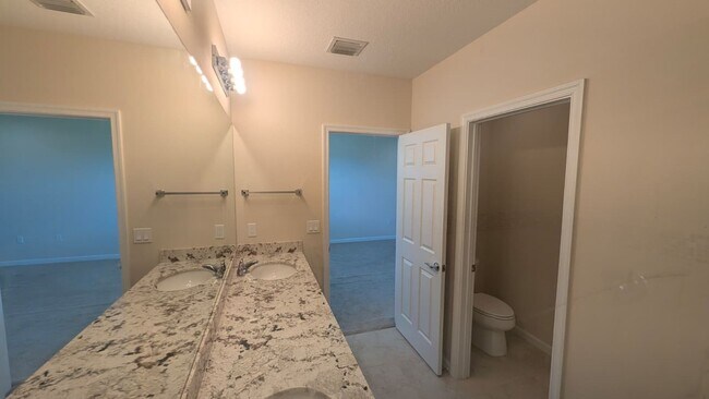 Building Photo - Spacious Townhome in Desirable Vizcaya Falls 3-bedroom, 2.5-bath townhome