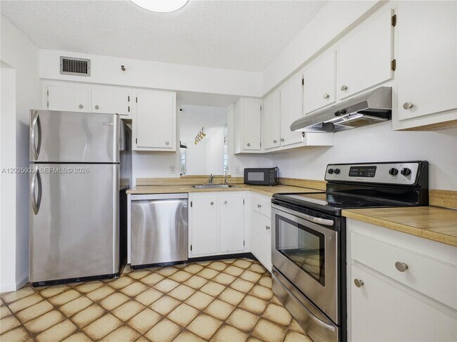 Building Photo - 14623 Bonaire Blvd