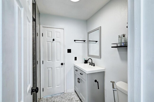 Building Photo - 12915 Stratford Heights Dr