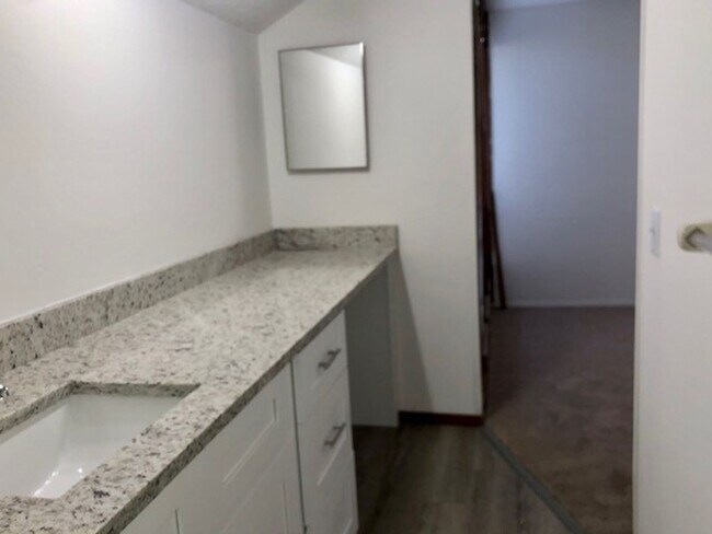 Building Photo - MOVE IN NOW! 4x3 Screened in pool home!!! ...