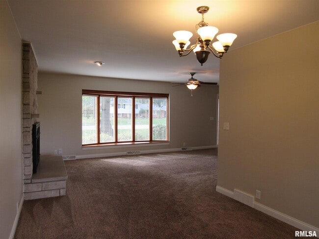 Building Photo - 233 Manor Dr