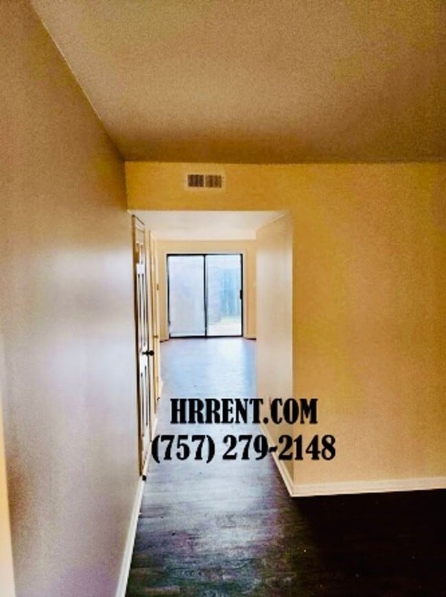 Building Photo - Cozy 3 Bedroom 1.5 Bathroom Townhouse loca...