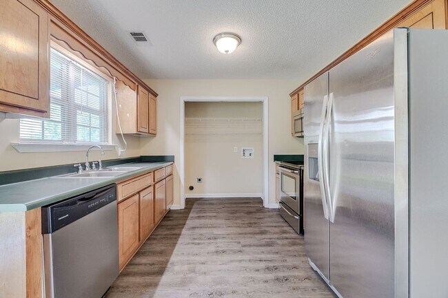 Building Photo - Move-In Ready 3-Bedroom Home with Fenced Backyard in Guyton!