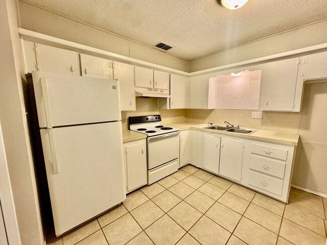 Building Photo - Unbelievable location! Available Today!