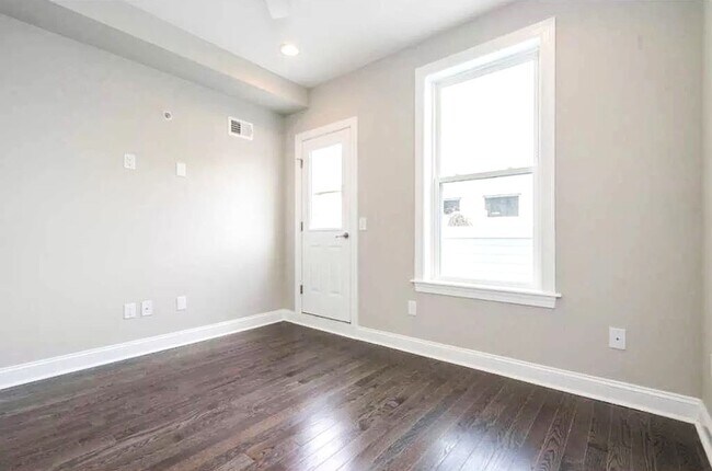Building Photo - Gorgeous 3-Bedroom Townhome with Finished Basement and Rooftop Deck! Available mid-June!