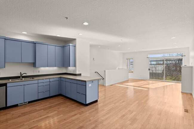 Building Photo - North Portland Recently Renovated Condo