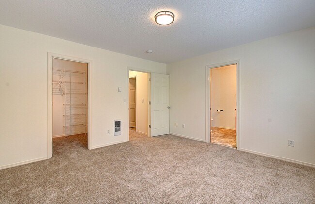 Building Photo - Beautiful Townhome- 3 Bedrooms
