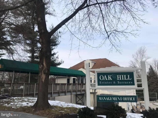 Building Photo - 1700 Oakwood Terrace