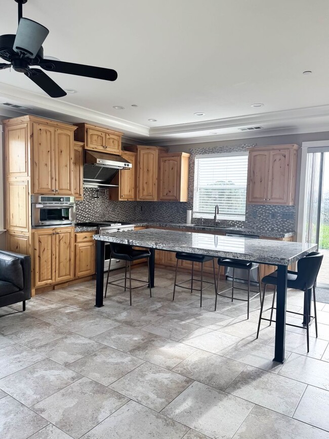 Building Photo - Charming 2 Bed/2 Bath Home