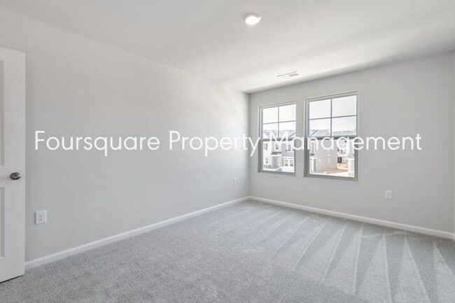 Building Photo - Townhome | Bonus Loft Space | Internet Inc...