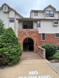 Building Photo - Private Charming Apartment!