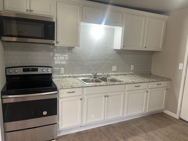 Building Photo - SLATON CHARMER! Totally Remodeled!! Availa...