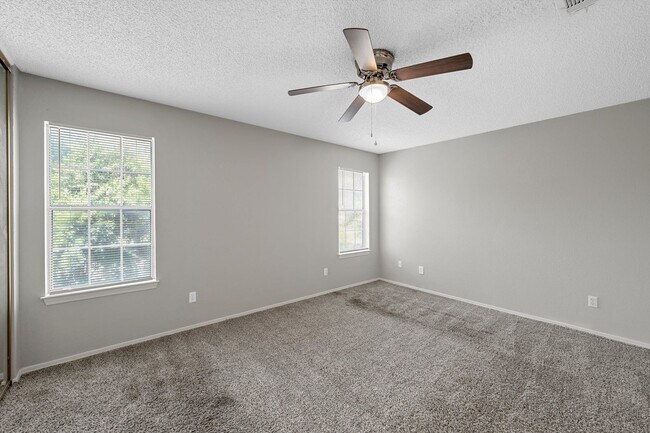 Building Photo - Updated Condo Central Waco