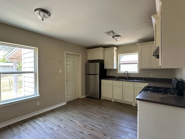 Building Photo - Ready for move in