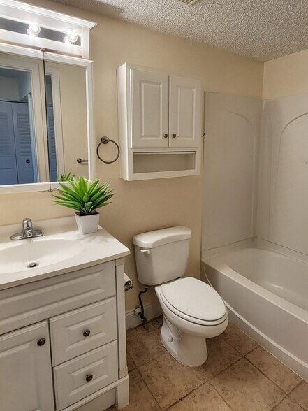 Building Photo - 2047 Jason Dr