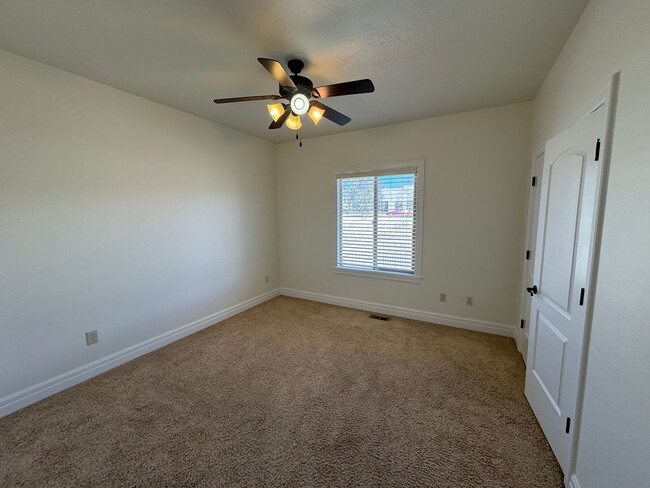 Building Photo - 3 bedroom 2 bath home in Lehi