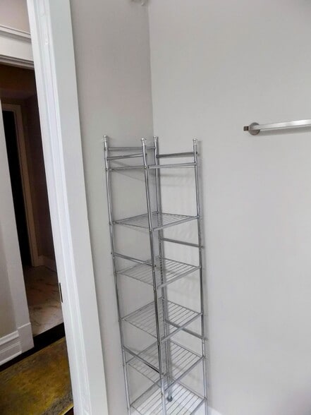 Building Photo - 434 N Pine Ave