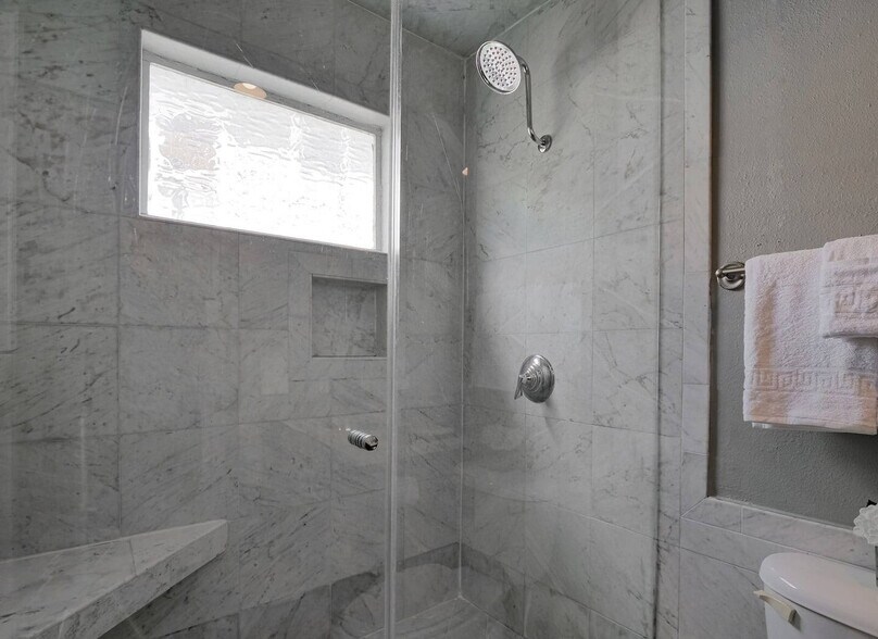 Building Photo - 5002 Junius St