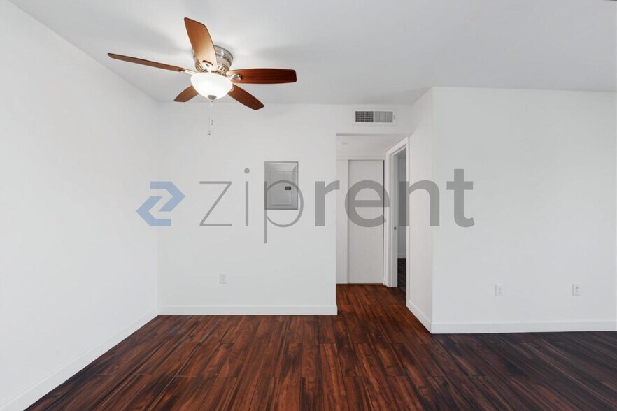 Building Photo - Unit B206