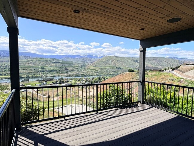 Building Photo - Luxury, golf course living with VIEWS! 3+ bed, 3 bath, three car garage and so much more!
