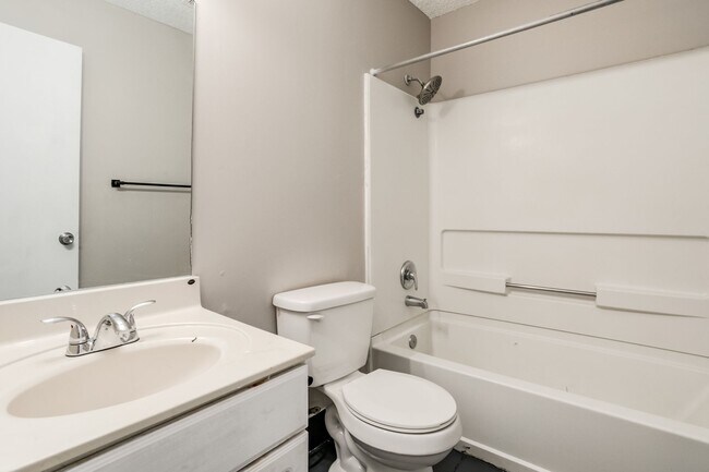 Building Photo - Fall Move in Special - Spacious Townhome!