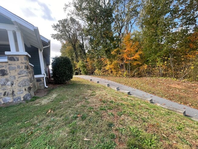 Building Photo - Charming 3 Bed / 1 Bath Bungalow – Prime Location Near Downtown Hickory