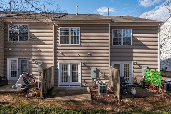 Building Photo - Two Bedroom Durham Townhouse: Available August 7th