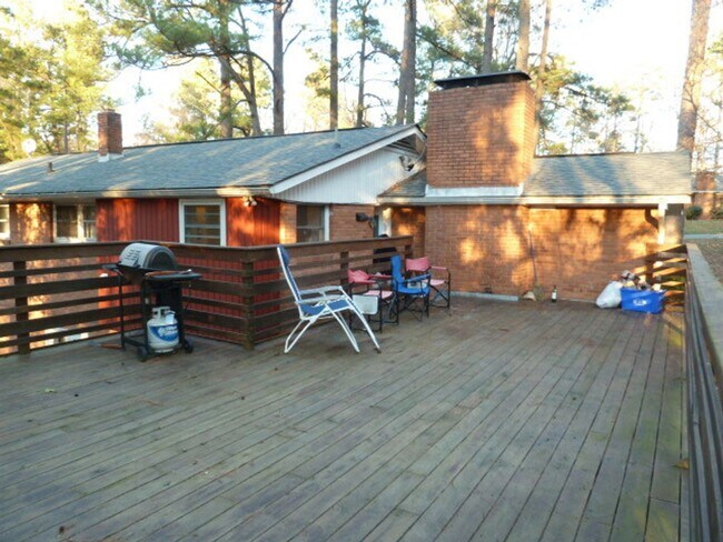 Building Photo - Large Duplex home with giant deck, parking, in quiet neighborhood, Available in June