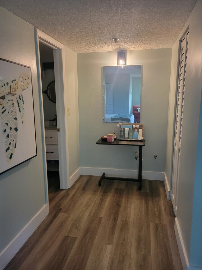 Building Photo - 3940 Inverrary Blvd