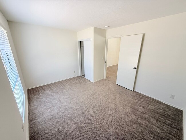 Building Photo - Spacious Pool Home In the Desired Los Comp...
