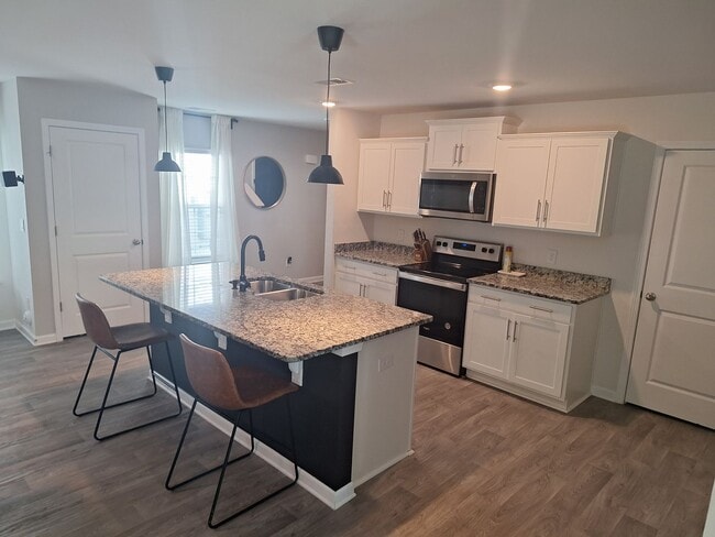 Building Photo - **HURRY!!! FREE RENT WITH AN OCTOBER MOVE ...
