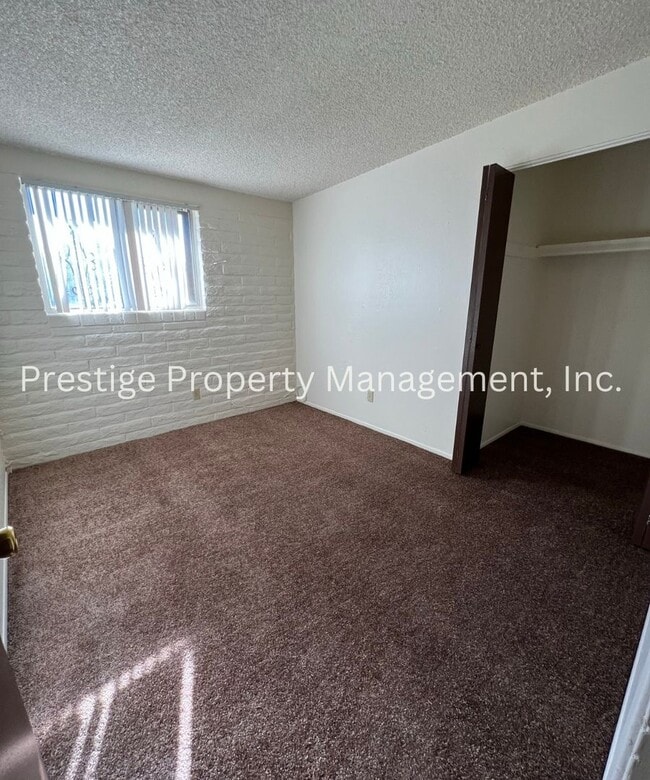Building Photo - 4bd/2ba Southeast home with HUGE Backyard