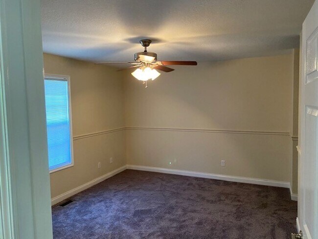 Building Photo - Knoxville 37920 - 3 bedroom, 2 bath home with fenced yard, Showings begin May 29, 2026 - Contact ...
