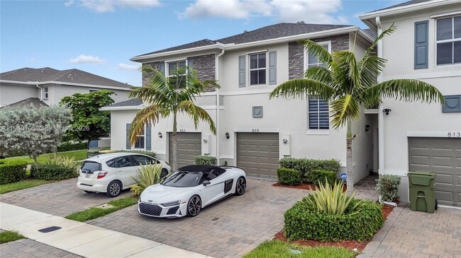 Building Photo - 805 SE 18th St