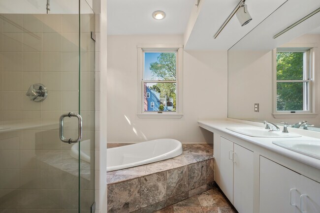Building Photo - 259 Mt Auburn St