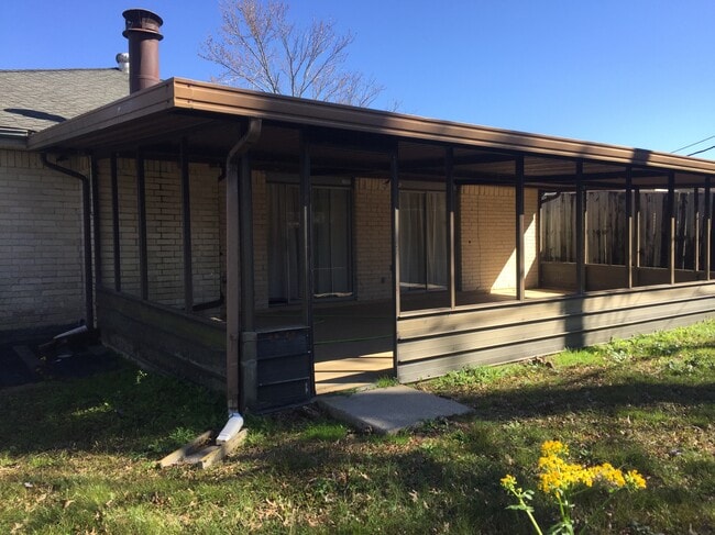 Building Photo - 2424 Oakmere Dr