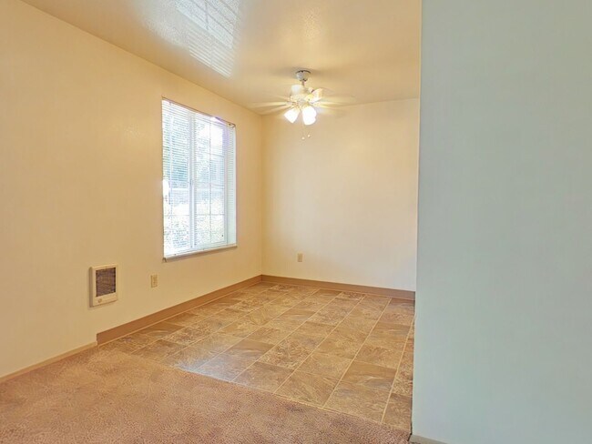 Building Photo - 2 Bedroom Apartment ~ Near Lilly Park