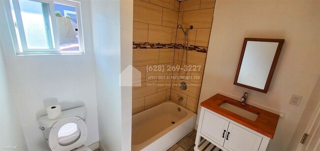 Building Photo - 2 br, 1 bath Duplex - 956 E 55th St -