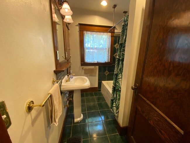 Building Photo - Historic Magill House on NW 1st Street