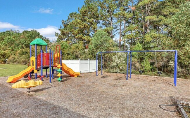 Building Photo - 3-bedroom, 2.5-bathroom Townhouse