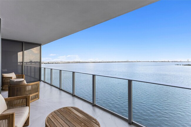 Building Photo - 700 NE 24th St