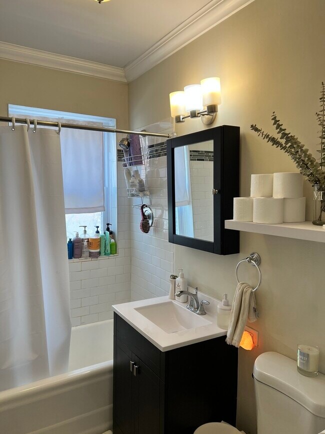 Building Photo - 918 Green Bay Rd