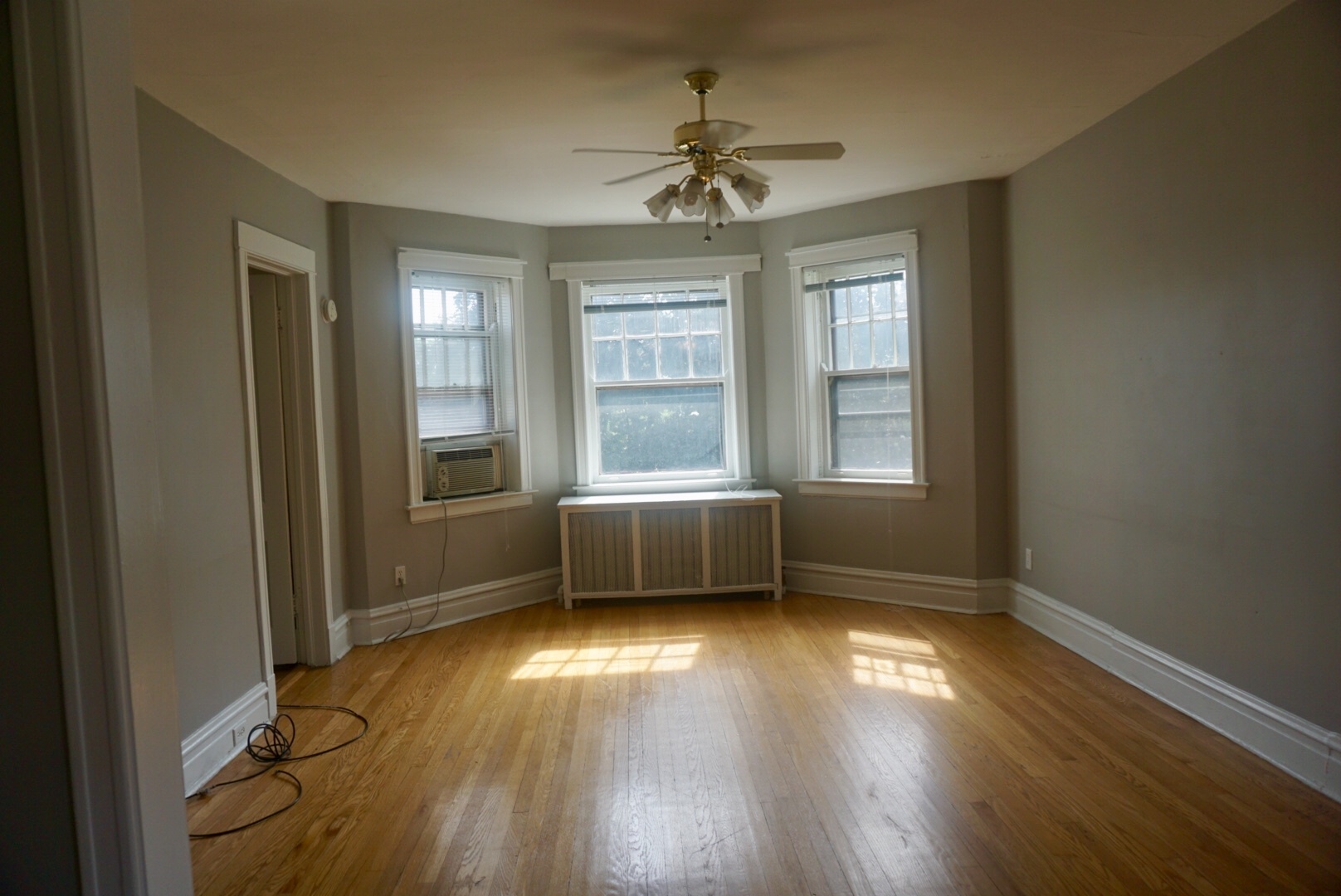 Living room without furniture - 421 Hannah Avenue