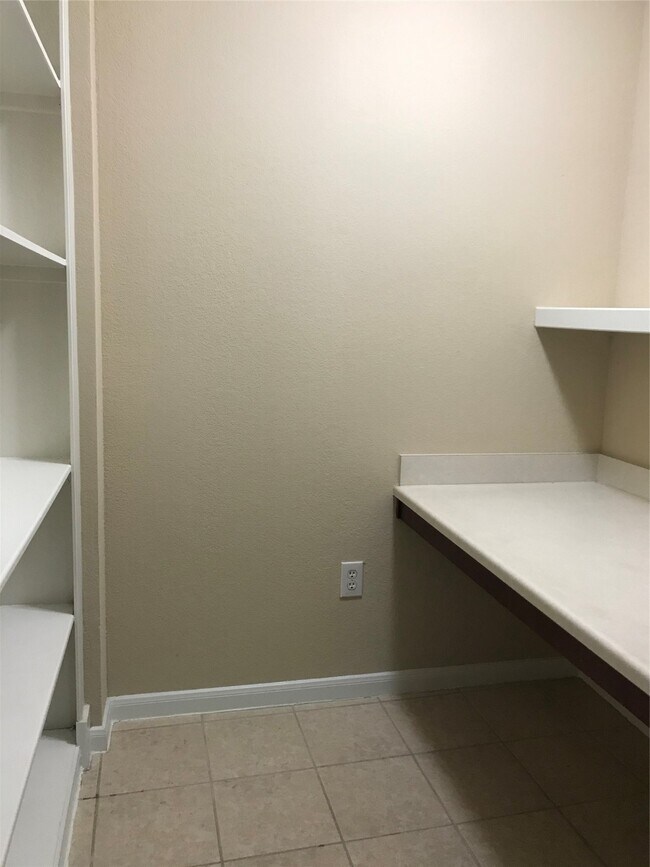 Building Photo - 7575 Kirby Dr